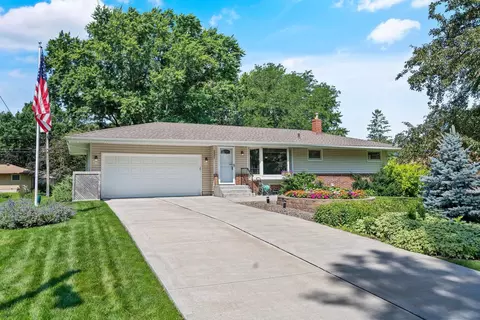 2825 Woodbridge St, Roseville, MN 55113