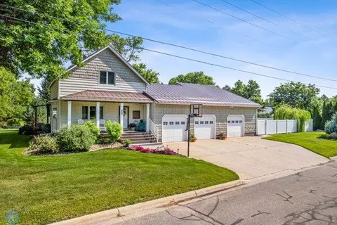 201 3rd St NE, Hankinson, ND 58041