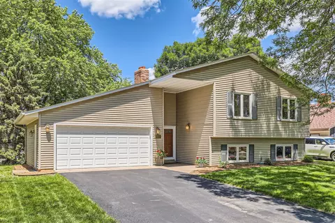 10340 Englewood Dr, Eden Prairie, MN 55347