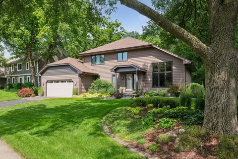 9843 Woodridge Dr, Eden Prairie, MN 55347