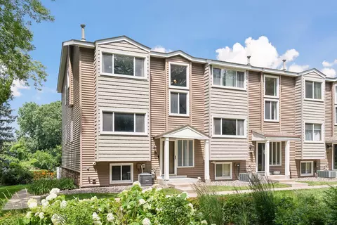 400 Pondridge Cir, Wayzata, MN 55391