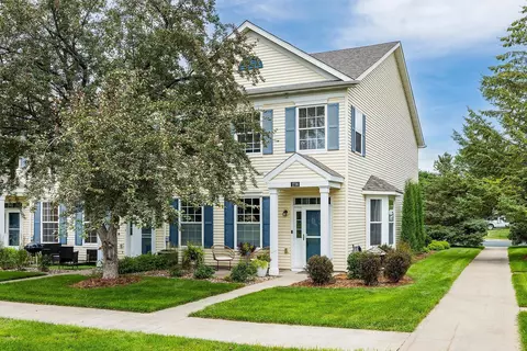 1736 Countryside Dr, Shakopee, MN 55379