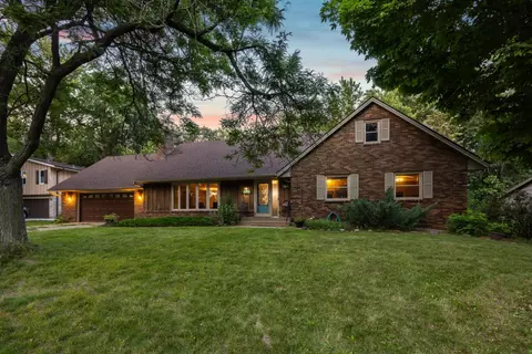 964 Lydia Dr W, Roseville, MN 55113