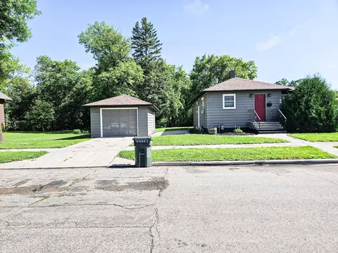 133 E Nelson Ave, Warren, MN 56762