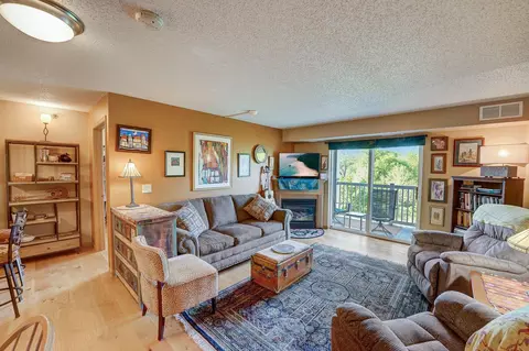 1321 Lake Dr W #124, Chanhassen, MN 55317