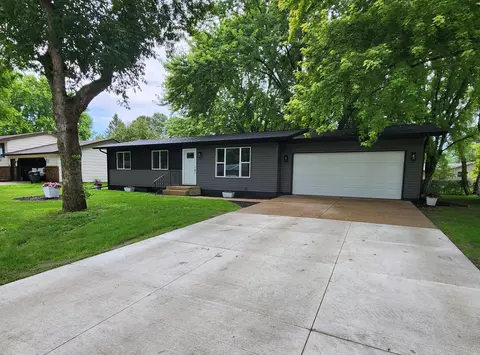 1012 Irene Ave SE, Willmar, MN 56201 photo 2