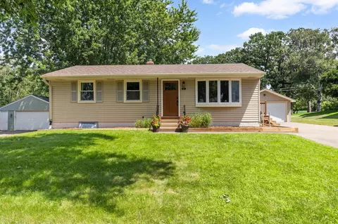 697 Hattie Ln, Woodbury, MN 55125