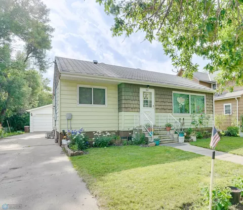 213 4th St NE, Hillsboro, ND 58045