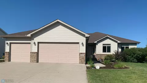 991 33rd St S, Moorhead, MN 56560