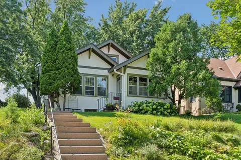 220 Thomas Ave S, Minneapolis, MN 55405