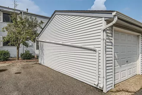 2287 Pond Ave E, Maplewood, MN 55119