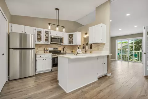 1048 Pond View Ct, Vadnais Heights, MN 55127