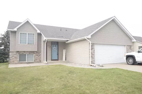 905 Cobblestone Ln, Belle Plaine, MN 56011