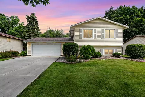 8818 90th St S, Cottage Grove, MN 55016
