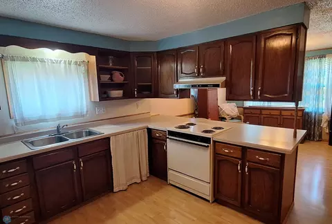 206 S 2nd St, Oakes, ND 58474 photo 2