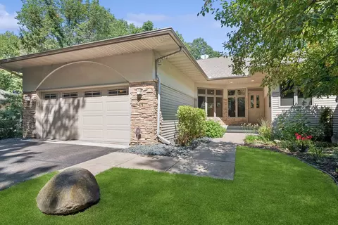 11 Summit Xing, North Oaks, MN 55127