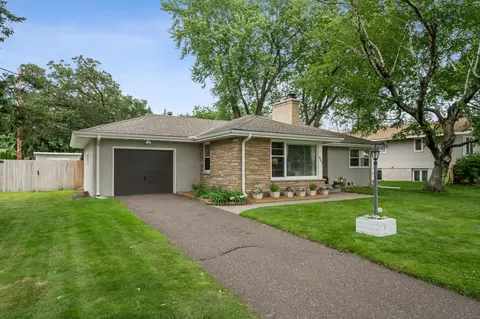 697 Grandview Ave W, Roseville, MN 55113