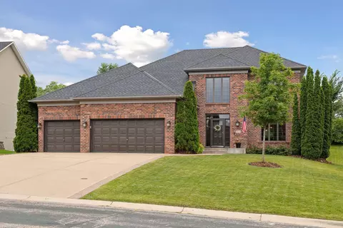 1013 Overlook Dr, Carver, MN 55315