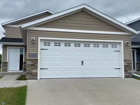 6102 14th St S, Fargo, ND 58104