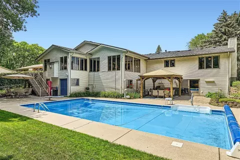 1423 Valley View Rd, Chaska, MN 55318