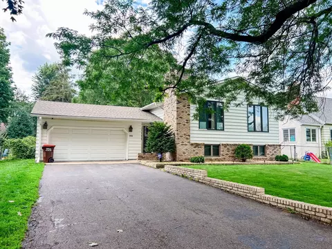 1955 Kenwood Dr W, Maplewood, MN 55117