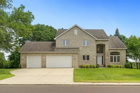8201 Stone Creek Dr, Chanhassen, MN 55317