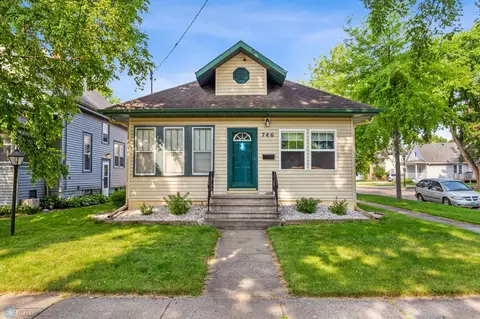 746 1st St N, Fargo, ND 58102