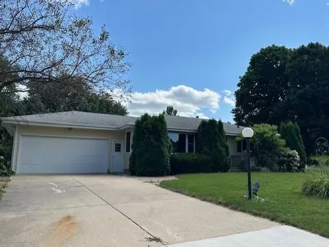 838 Des Moines Dr, Windom, MN 56101
