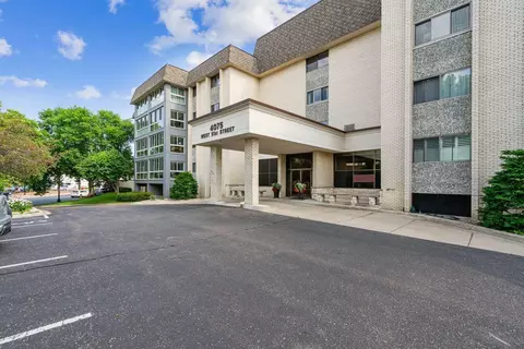 4075 W 51st St #111, Edina, MN 55424