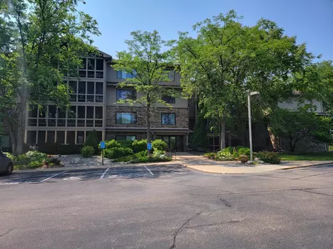 3801 W 98th St #103, Bloomington, MN 55431