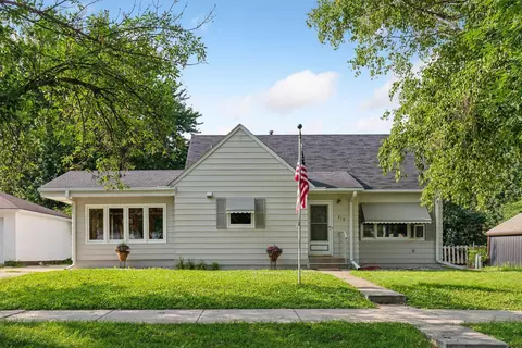 210 W 5th St, Chaska, MN 55318