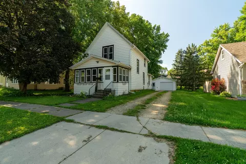 414 E 8th St, Blue Earth, MN 56013