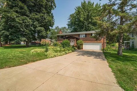 2443 Mamie Ave E, Maplewood, MN 55119