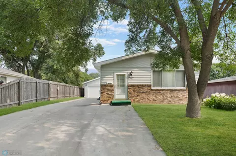 2121 6th Ave S, Fargo, ND 58103
