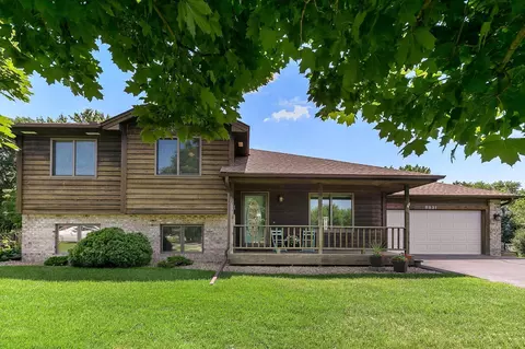 8831 Lake Susan Ct, Chanhassen, MN 55317
