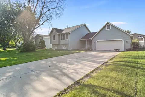 7639 25th St N, Oakdale, MN 55128