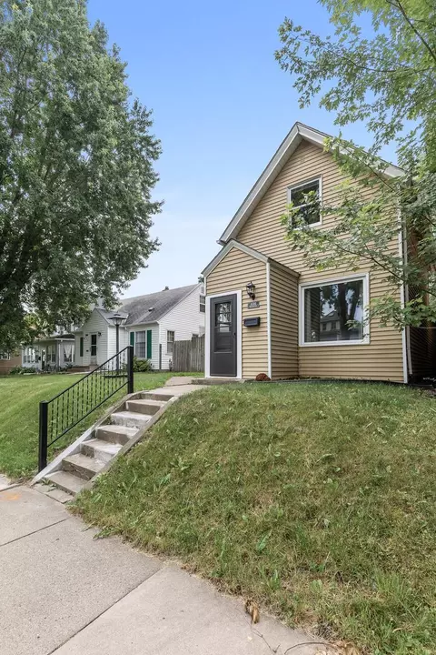 606 Hawthorne Ave E, Saint Paul, MN 55130