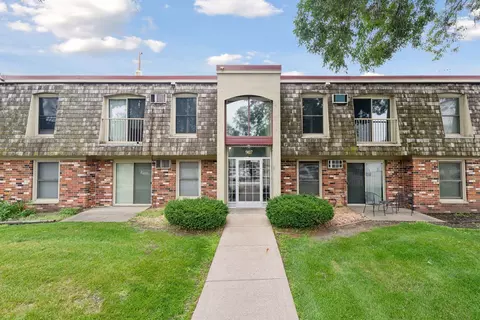 907 11th Ave S #6, Hopkins, MN 55343