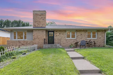 1055 Esther Ln, Mendota Heights, MN 55118