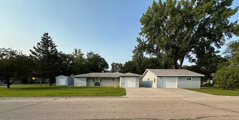 317 13th St W, Thief River Falls, MN 56701