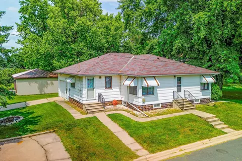 206 E 1st St, Delavan, MN 56023