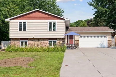 3201 Camelot Dr, Woodbury, MN 55125