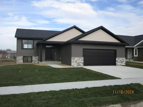 2006 Douglas Trail Dr SE, Pine Island, MN 55963