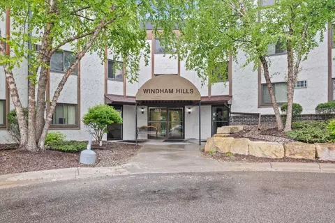 401 E Burnsville Pkwy #126, Burnsville, MN 55337