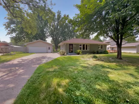 306 Bridge St, Shoreview, MN 55126