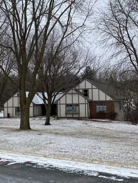 1031 Greenbriar Rd SW, Rochester, MN 55902