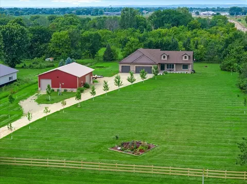 876 Clints Trl, Hudson, WI 54016