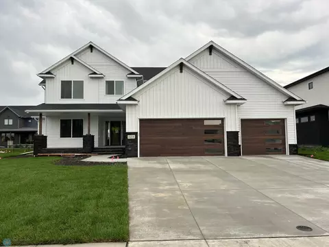 6214 Wildflower Dr S, Fargo, ND 58104