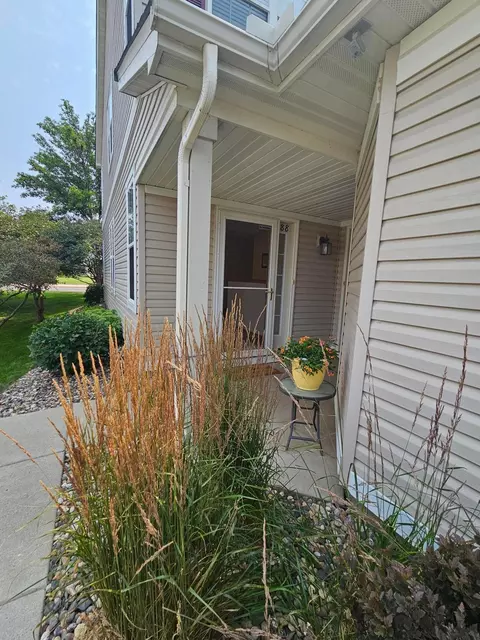 688 Cobblestone Way, Shakopee, MN 55379