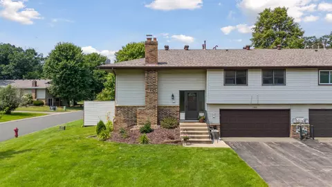 1709 Hickory Hill Dr, Eagan, MN 55122 photo 2